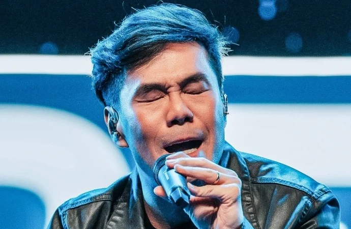 Juliano Son ao vivo, de olhos fechados, louvando