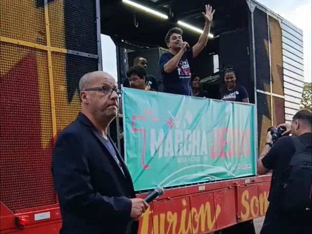 Louvor no trio elétrico durante a 1ª Marcha para Jesus, com o povo ao lado