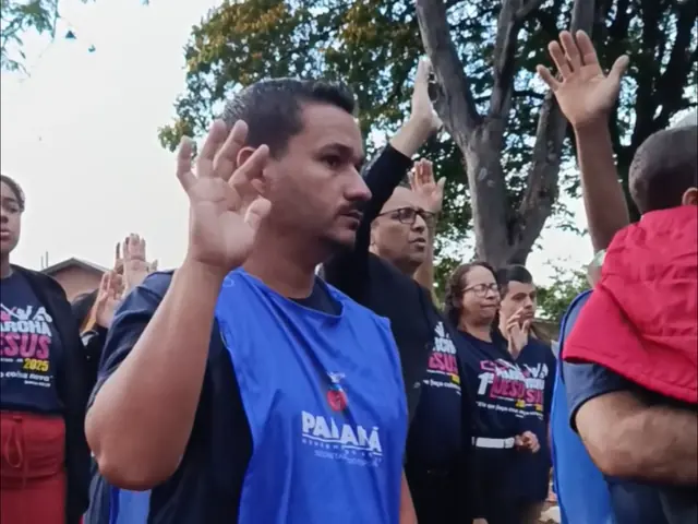 Fiéis de mãos erguidas em oração durante a 1ª Marcha para Jesus