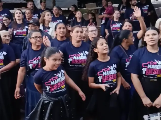 Multidão com a camiseta da 1ª Marcha para Jesus cantando e louvando