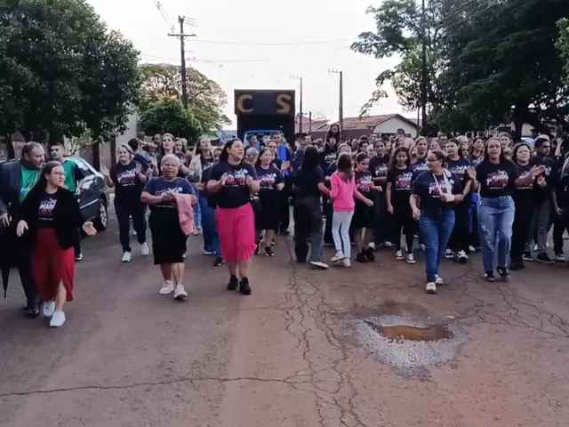Fiéis marchando pelas ruas de Nova Fátima atrás do trio elétrico