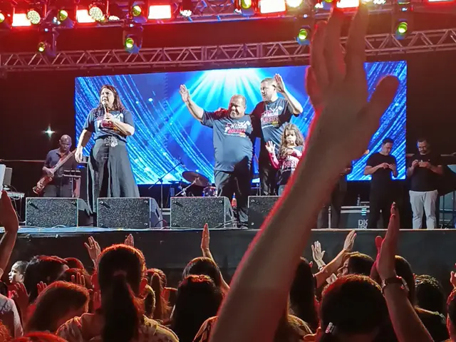 Palco da 1ª Marcha para Jesus com o público de mãos erguidas